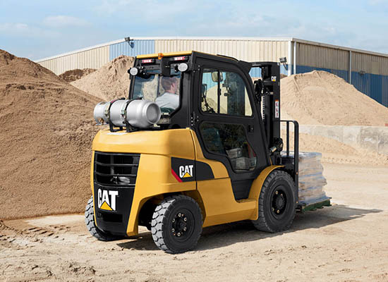 Cat GP40N IC forklift working outside