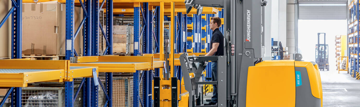 Jungheinrich lift truck and people in warehouse