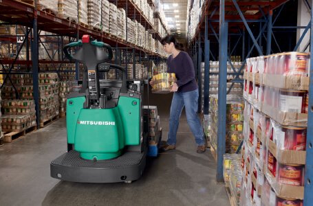 Loading boxes on a Mitsubishi forklift truck