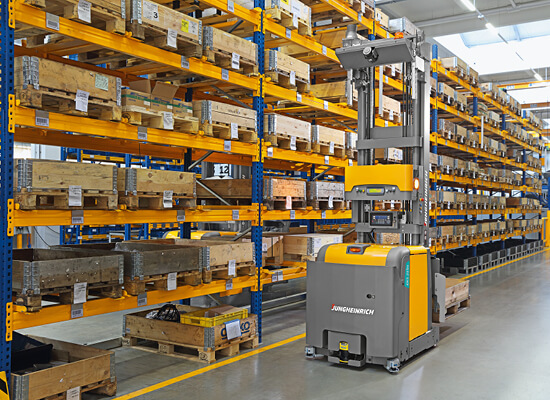 eks 215a automated guided vehicle in aisle